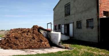 - Pojemność zbiorników na nawozy naturalne płynne powinna umożliwiać ich przechowanie przez okres 6 miesięcy.