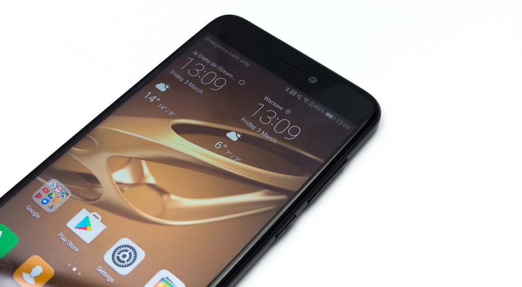 Obudowa 5 Jakość wykonania Huawei P9 Lite (2017) stoi na wysokim poziomie, wyższym niż u poprzednika. Tworzywo znajdujące się z tyłu obudowy starszego modelu zastąpiono jednolitą taflą szkła.