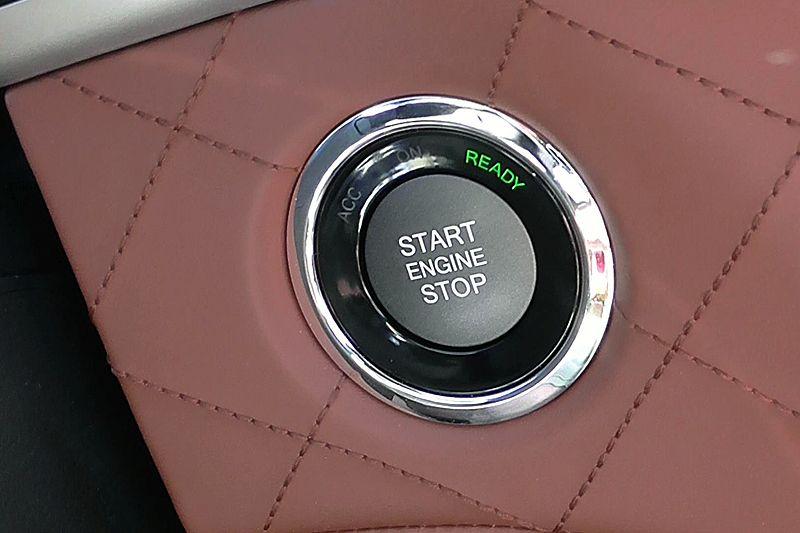 Wyceniona na 180 500 zł wersja Sapphire AWD z automatyczną skrzynią