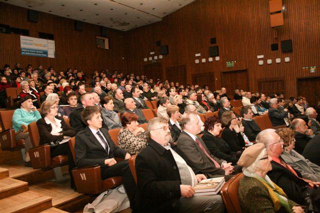 A na dużym ekranie przygotowano projekcję 160 pogrupowanych tematycznie fotografii, którą prowadził Stanisław Król, a przygotował Dariusz Ociepka.