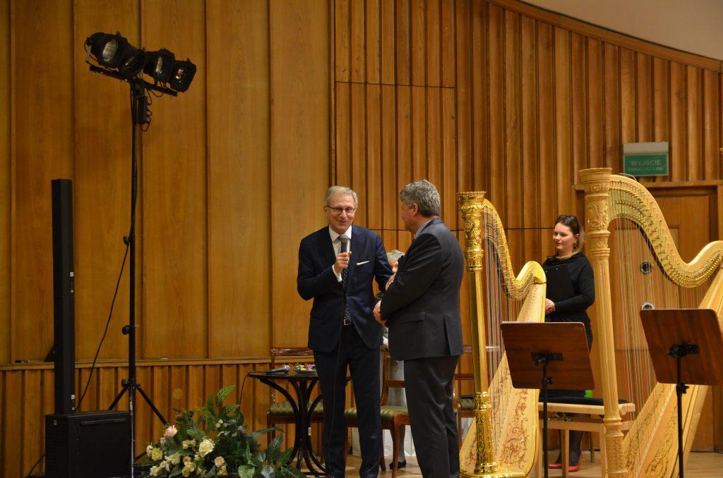 Filharmonii Pomorskiej. Następnie rozpoczął się koncert o charakterze edukacyjnym, który poświęcony był najstarszemu instrumentowi świata harfie.