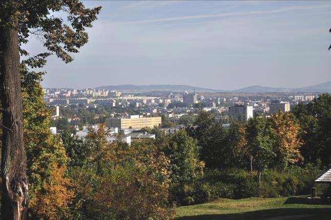 Maksymalne średniodobowe stęŝenie wynosiło 76,7 µg/m 3 (Kielce) i stanowiło 61,4% dopuszczalnej normy (125 µg/m 3 ). ul. Jagiellońska 68).