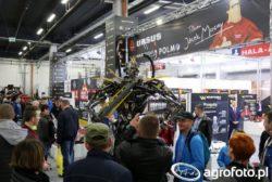 https://www. Publiczność zgromadzona wokół robota zbudowanego z oryginalnych części Ursus i Waryński na targach AgroTech 2017. Fot. Agrofoto, użytkownik: JacekMocny.