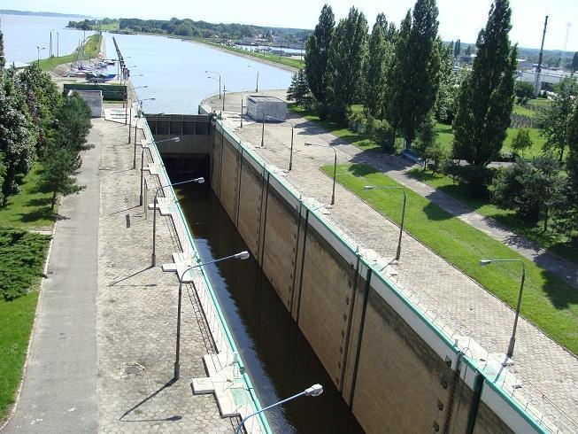 Brak głębokości problemy z eksploatacją śluz Śluza Włocławek Erozja wgłębna poniżej stopnia: Problem z eksploatacją śluzy od strony Wody Dolnej, śluzowania nie odbywają się jeżeli rzędna WD jest