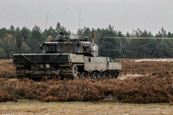 pancernego potencjału - w postaci czołgów Leopard 2A5 w Żaganiu, przy zachodniej granicy Polski, 500 kilometrów od Warszawy - została podjęta wbrew ówczesnym rekomendacjom SG WP, który jest