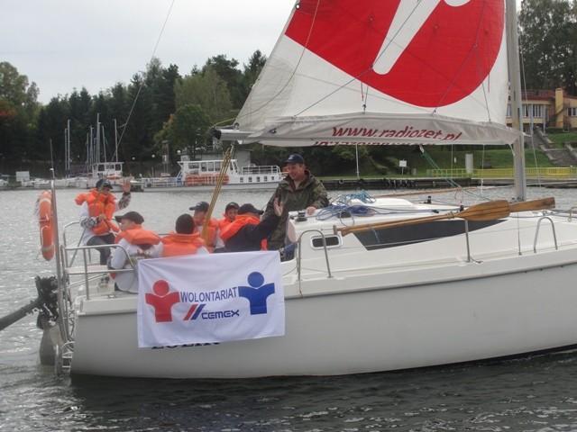 Przykłady realizowanych projektów wolontariackich Szkolenie żeglarskie dla dzieci z Domu Dziecka - Regaty Fundacji CEMEX Dwaj wolontariusze CEMEX
