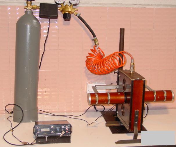 299 pokazane jest stanowisku pomiarowe, na którym, obok komory pomiarowej (rdzennicy) widoczna jest instalacja dozowania gazu i układ do pomiarów ultradźwiękowych. 1 