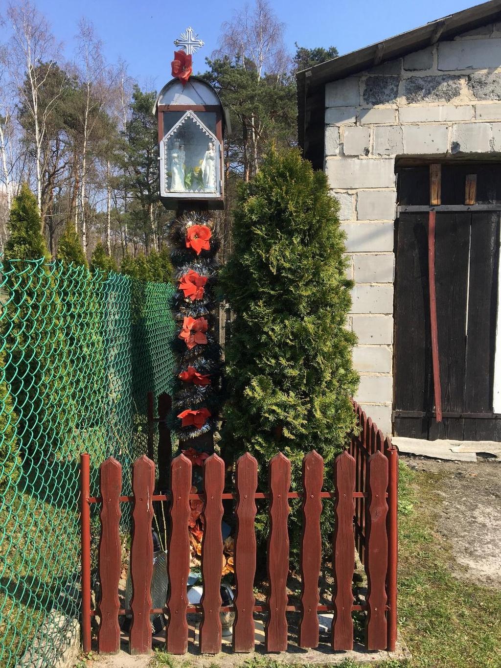 Kapliczka Matki Boskiej Kalwaryjskiej Wewnątrz znajdują się dwie woskowe figurki Matki Boskiej Kalwaryjskiej i Jezusa Chrystusa.