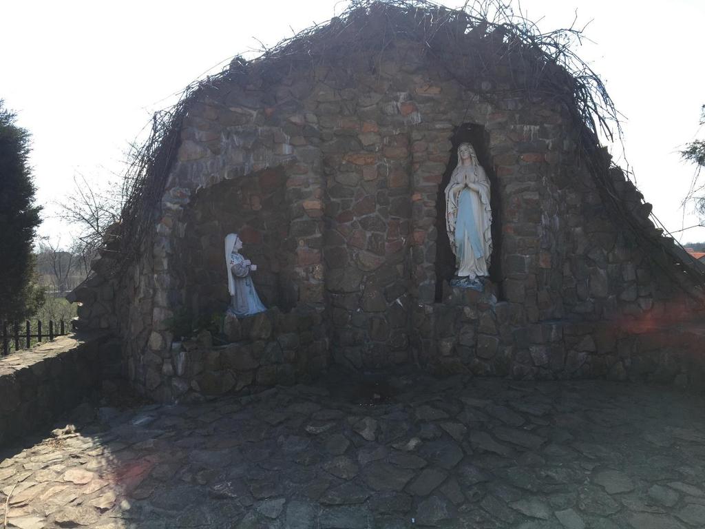 Grota Matki Bożej z Lourdes Znajduje się na obszernym Placu Kościelnym. Prawą większą wnękę wypełnia figura Matki Bożej.