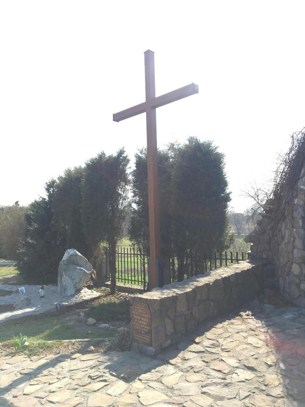 Krzyż misyjny Znajduje się przed frontowym narożnym wejściem kościoła przy ulicy Świętego Stanisława Kostki.
