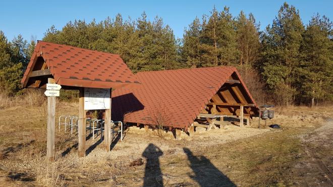 Po prawej stronie, na północny zachód od Kroczyc rozciąga się pasmo urokliwych i zalesionych wzniesień, które z racji znajdujących się na nich wielu ostańców skalnych nazwano Skałami Kroczyckimi.