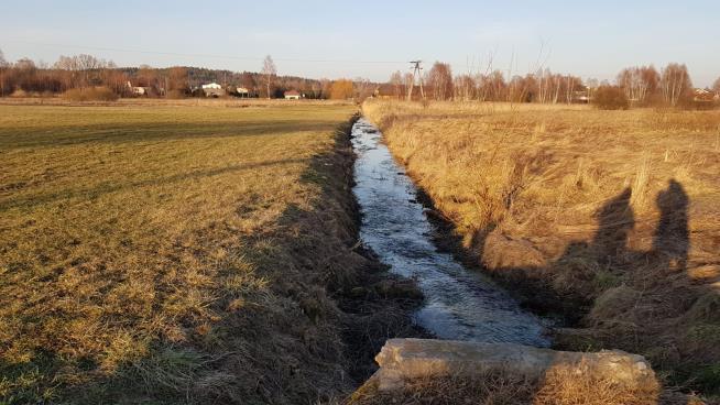 200 m, przejść pieszo, co może uchronić rowerzystów przed większymi kłopotami. Zbliżamy się do mostka na rzece Wodzącej (Bagience) to jest już 3 km rajdu.