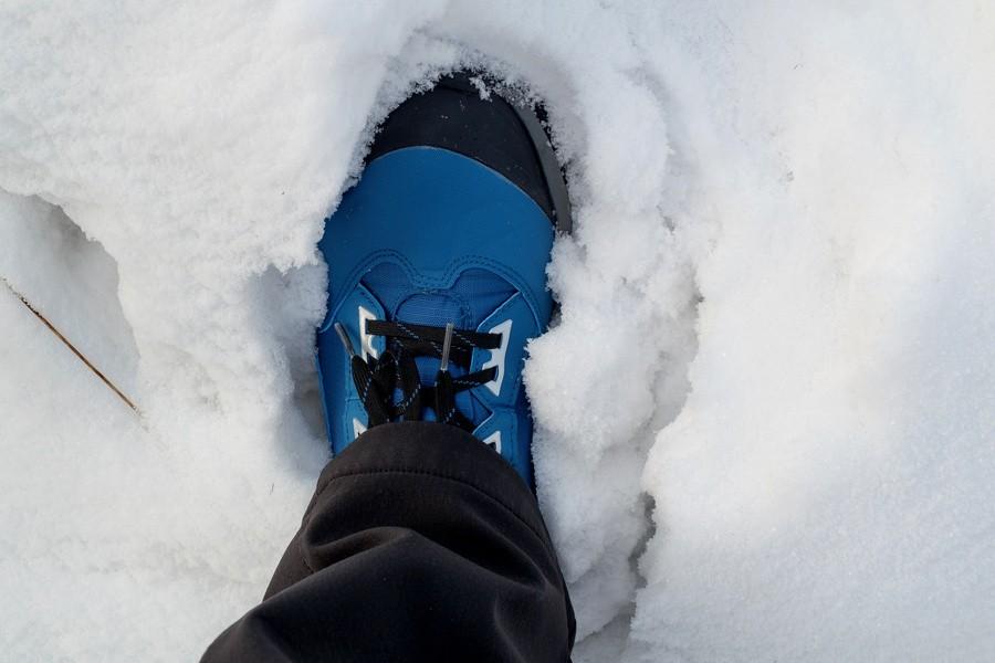 Marka Quechua z niewiadomych powodów postanowiła ukryć informacje o obecnej w butach SH520 X-WARM MID membranie prócz naszywki na cholewce Waterproof nie znajdziemy żadnych innych wskazówek