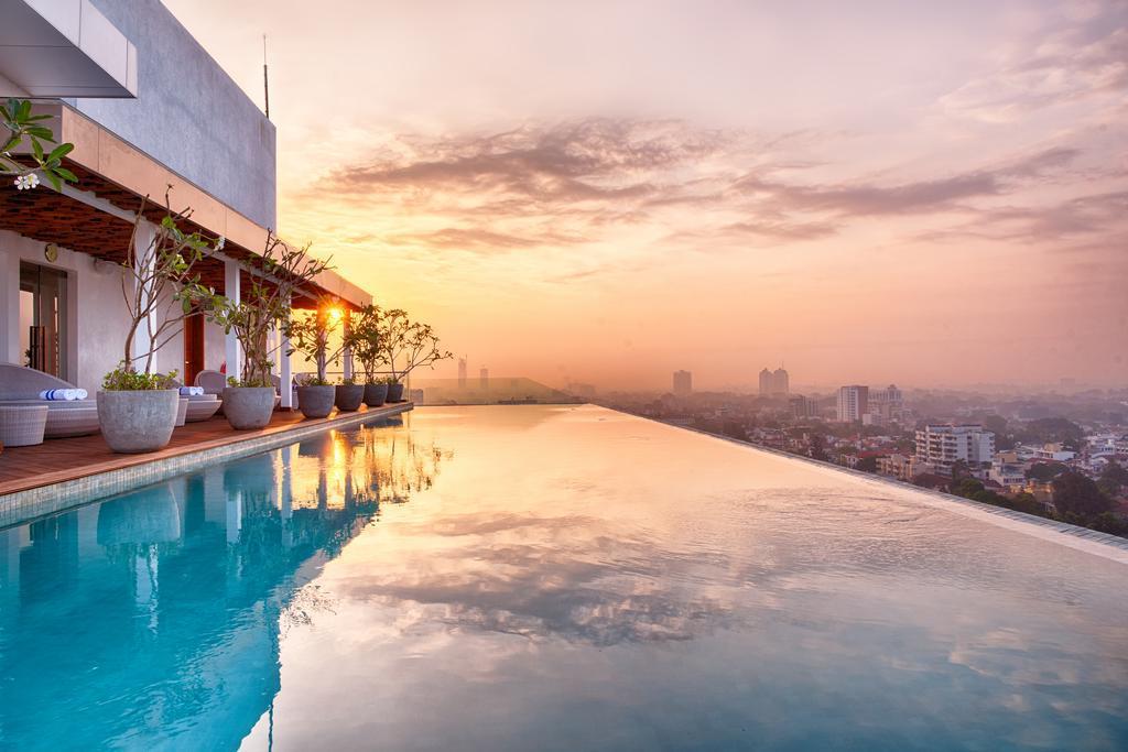 HOTEL ***** Hotel znajduje się przy ulicy Word Place w samym sercu miasta Colombo. W Colombo majestatyczne drzewa z ubiegłego wieku stoją obok drapaczy chmur przyszłości.