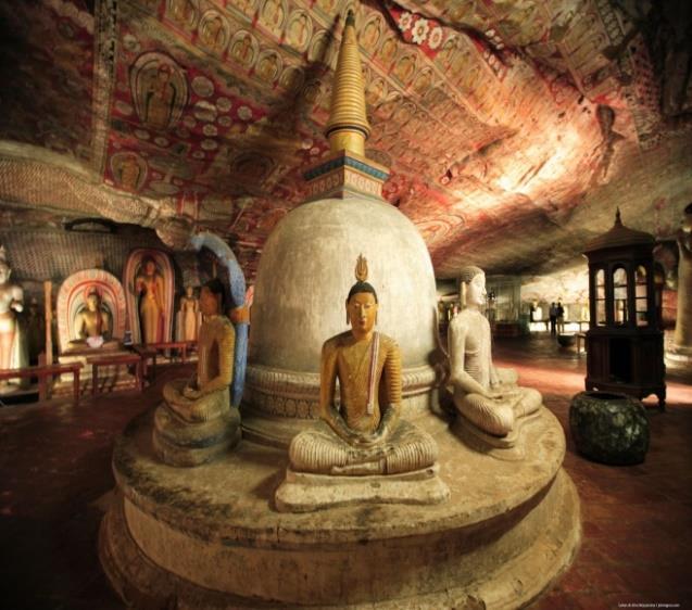 Według legendy początek miastu miała dać mniszka buddyjska Sanghamitta przywożąc i ofiarując królowi Sri Lanki gałąź ze