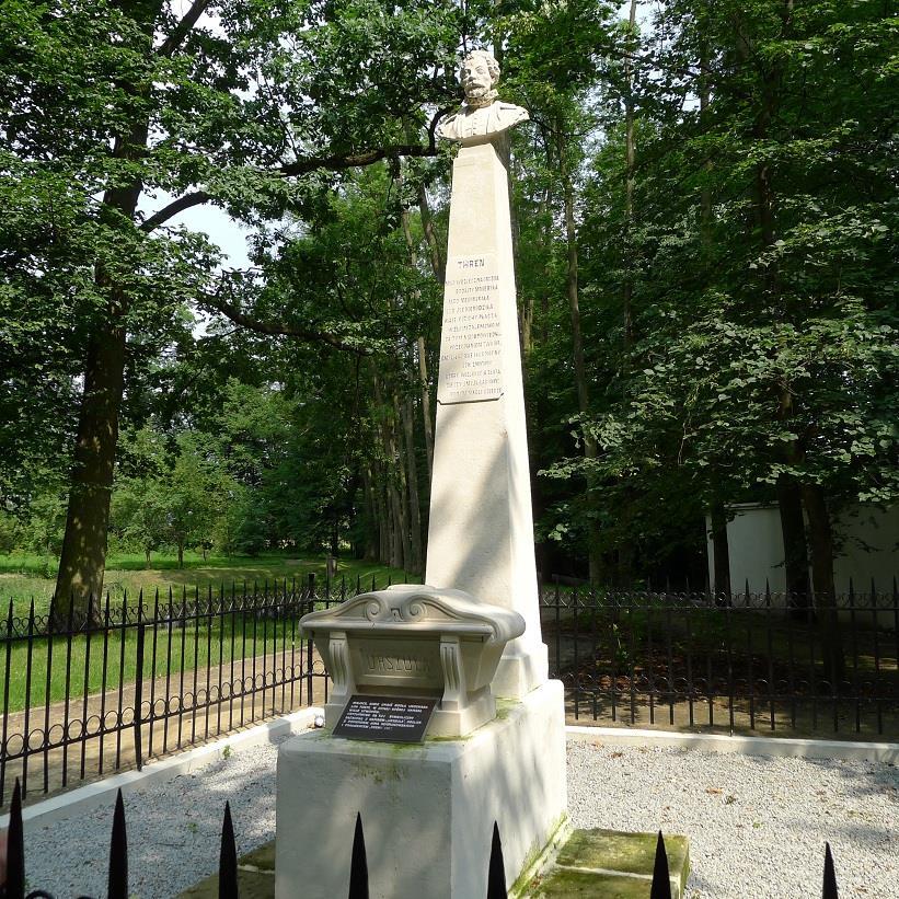 Obelisk w Czarnolesie z popiersiem poety oraz trumną z