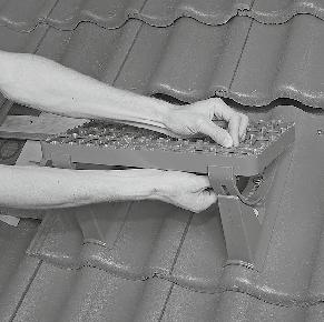 Montaż ławy kominiarskiej na dachówkach funkcyjnych krok 1.
