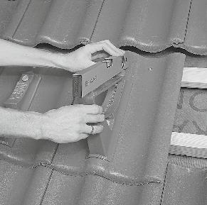 Montaż ławy kominiarskiej na dachówkach funkcyjnych krok 2.