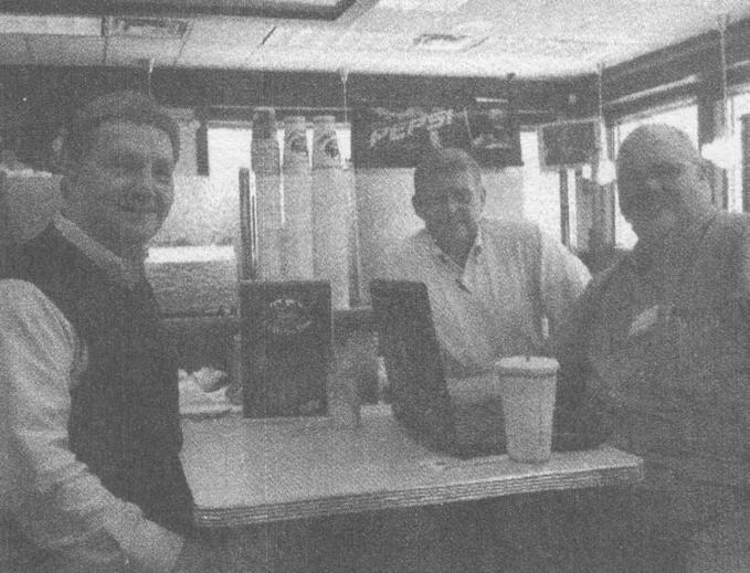 Wstęp Chciałbym, żebyście mogli tam być. Gary, David i Jim siedzą przy okrągłym stoliku w Skyline Chili w Cincinnati, Ohio Miejsce to jest znane wszystkim, którzy uczęszczali na CCU.