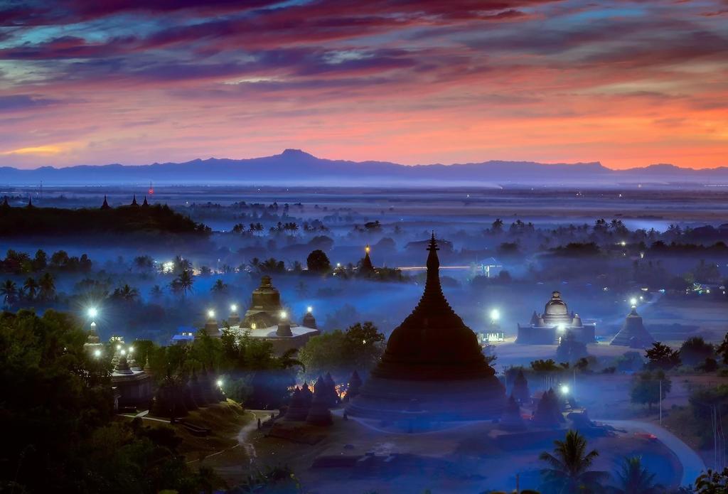 BIRMA Birma (Myanmar) jest w opinii wielu podróżników jednym z najpiękniejszych krajów Azji. Przez lata niedostępny i zapomniany, teraz systematycznie zdobywa popularność.