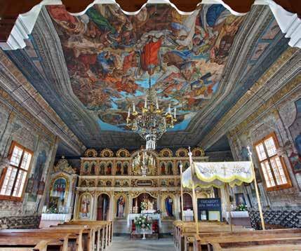 ską Pokrow, pochodzący z cerkwi w Izbach. Na ścianie południowej znajduje się barokowy ołtarz z obrazem przedstawiającym św.
