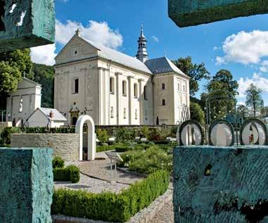 Kościół w Muszynie, fot. A. Klimkowski rokowa z kamienia i cegły, otynkowana, kryta blachą. Wewnątrz ołtarz główny klasycystyczny z początku XIX w.