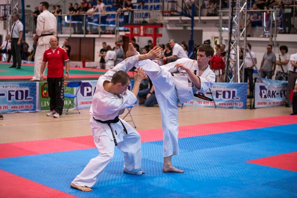 Wiadomości Wtorek, 24 kwietnia 2018 45 Mistrzostwa Polski Seniorów Karate Kyokushin ponad 100 najlepszych karateków rywalizowało w Limanowej Zaszczyt organizacji jubileuszowych, 45 Mistrzostw Polski