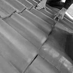 Jeśli zajdzie konieczność docięcia dachówek w rzędzie za kominem należy pamiętać o zachowaniu minimum 10 cm odstępu ciętej krawędzi dachówek od tylnej