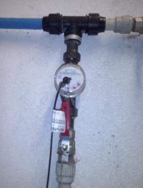 4) do linii wodnej Należy zwrócić uwagę, aby licznik wody z impulsatorem był zamontowany przed zaworem