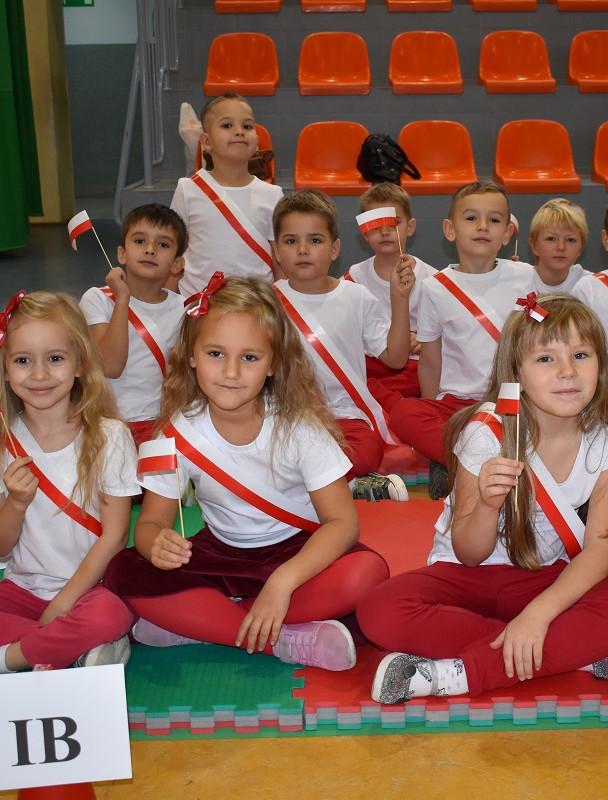 Uczniowie wykonywali portrety Ojców Niepodległości, brali udział w sportowej rywalizacji. W klasach IV-VII odbyły się także debaty na temat patriotyzmu młodych.