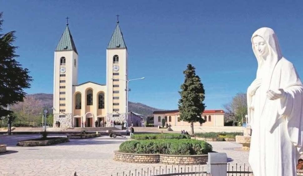 Medjugorje Papież Franciszek postanowił zezwolić na pielgrzymki do Medjugorje, które od tej pory będą mogły być organizowane oficjalnie przez diecezje i parafie, a nie tak jak dotychczas obywać się