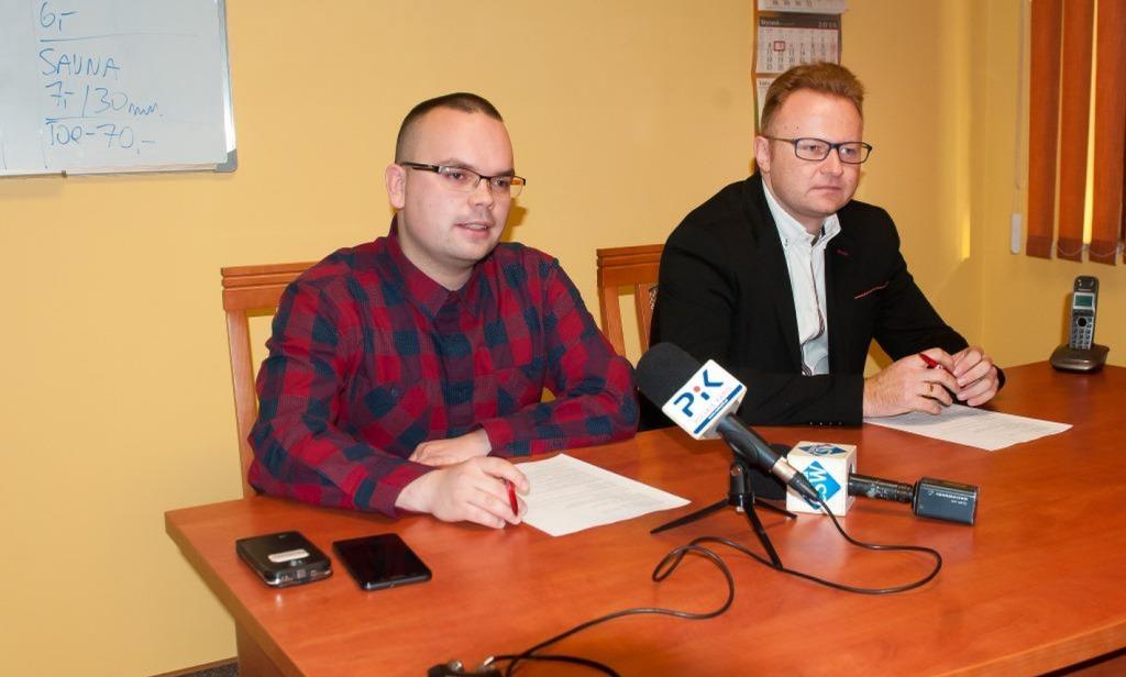 [1] Kierownik basenu Ariel Stawski (po lewej) i prezes Vistuli-Park Tomasz Keller na konferencji prasowej.