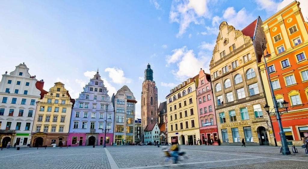 RYNEK WE WROCŁAWIU Wrocławski Rynek ma niemal 3,8 hektara i należy do największych dawnych placów targowych w Polsce.