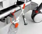 Tworzywowa osłona podstawy znajdująca się pod leżem wózka oferuje łatwo dostępną przestrzeń na butle z tlenem z paskiem zabezpieczającym lub miejsce na osobiste przedmioty pacjenta (zdjęcie 2).