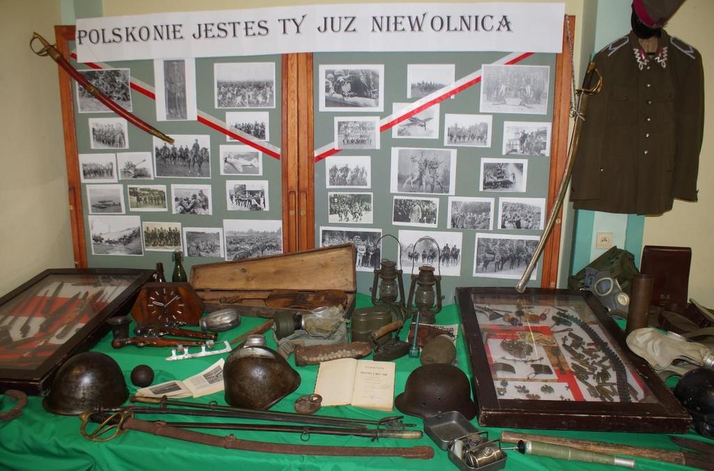 5.11.2018 r. zorganizowanie Kącika Piękna nasza Polska cała W naszym Ośrodku zorganizowano kącik historyczny. Na wystawie znalazły się eksponaty z różnych okresów historii Polski.