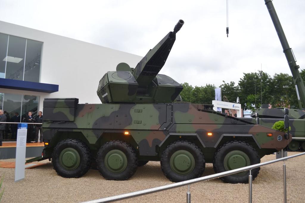 Przystosowany do zwalczania dronów artyleryjski system przeciwlotniczy Oerlikon Skyranger Gun na podwoziu ARTEC Boxer (8x8) proponowany przez szwajcarską ﬁrmę Rheinmetall Air Defence (z armatą