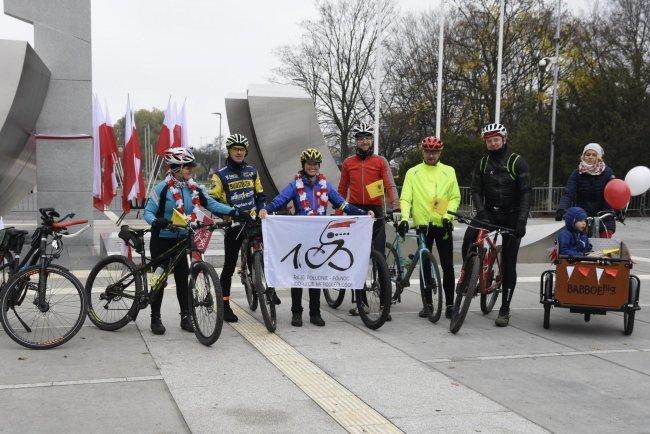 Rowerowa lekcja historii z finałem w Gdyni Stulecie odzyskania przez Polskę niepodległości uczciła w niezwykły sposób. Miłka Raulin przejechała na rowerze z południa na północ naszego kraju.