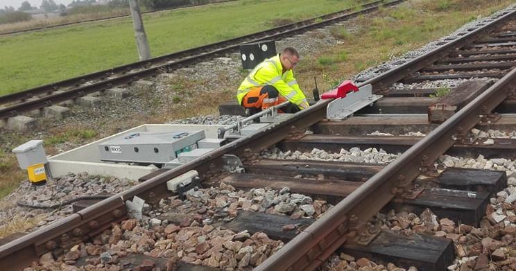 Realizuje obsługę techniczną urządzeń