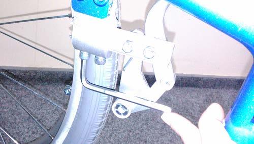 Never hold the wheelchair by the armrests or footrests. REGULATIONS: BRAKE MECHANISM Dźwignia hamulca / Brake lever Klucz imbusowy 5mm / Allen wrench 5mm Hamulec / Brake Ilustracja / Illustration 19.