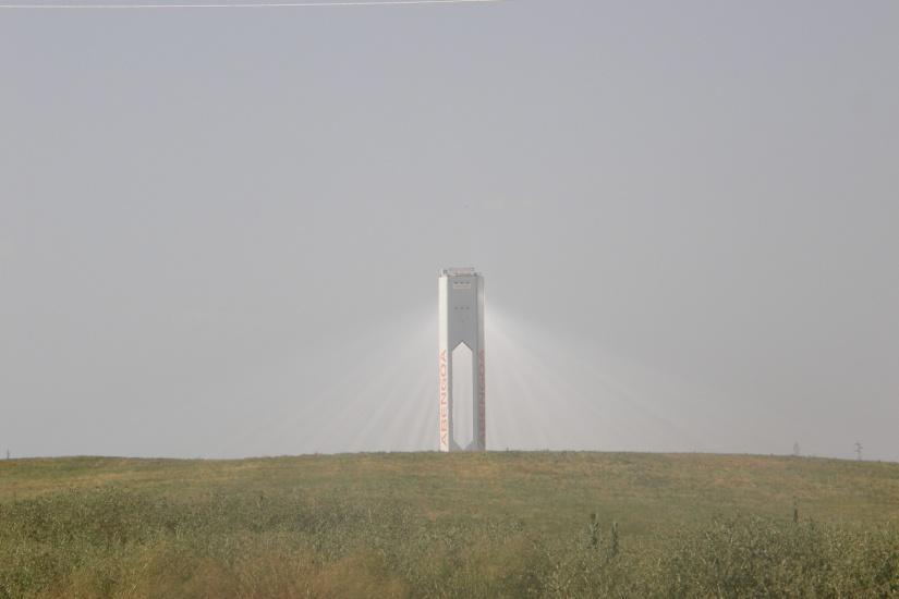 Wieża słoneczna PS10 Wysoka na 115 m