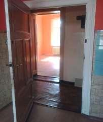 Drzwi wejściowe drewniane w stanie dobrym. Podłogi w pokojach podłoga z płyt, w łazience płytki, kuchnia wykładzina PCF.