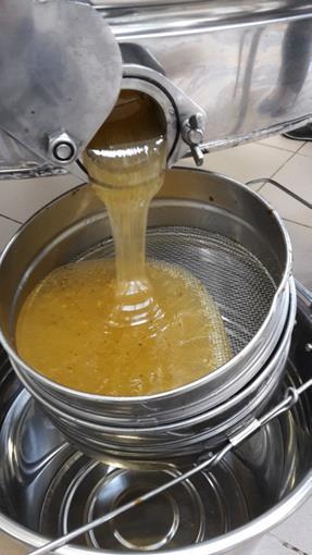 mód kremowany ("whipped honey") - miód poddany kontrolowanej krystalizacji, pozawalającej uzyskać produkt o gładkiej konsystencji, łatwy do rozsmarowywania.