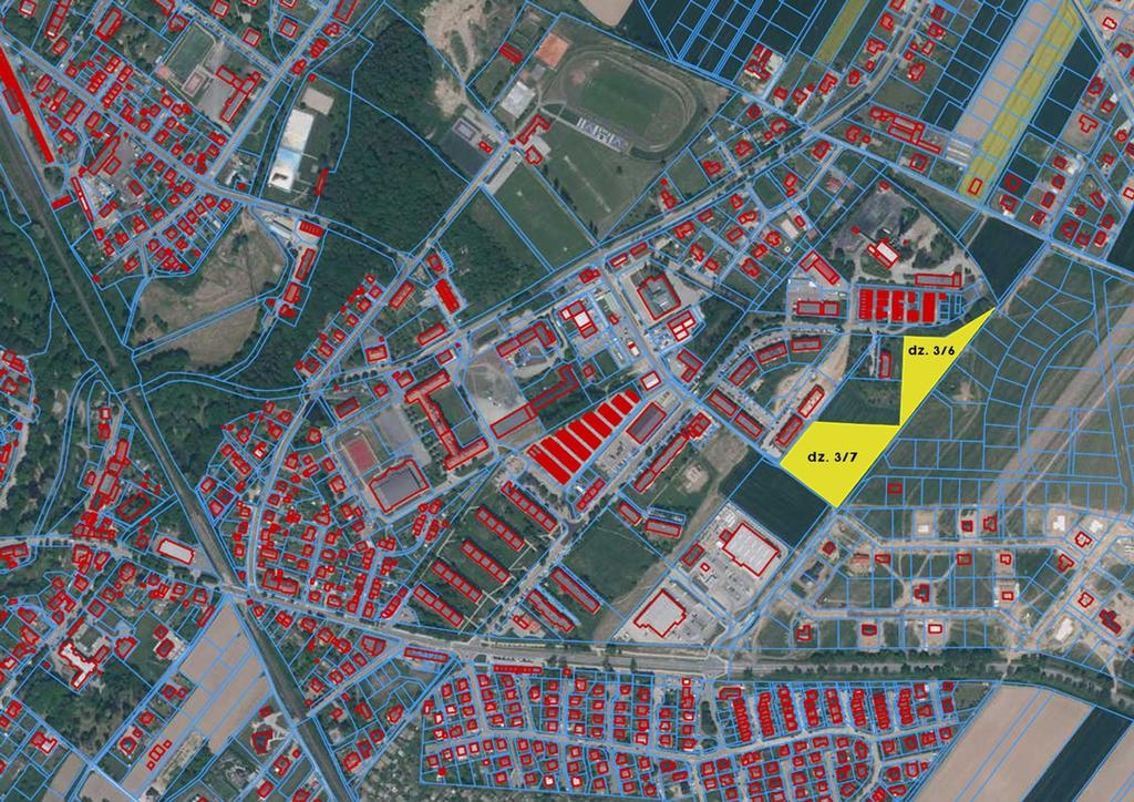 publicznej (Zakład Gospodarki Komunalnej wraz z ciepłownią, sąd rejonowy, szkoła podstawowa, liceum ogólnokształcące), obiekty sportowe: Hala Słoneczna, Stadion Miejski wraz z skateparkiem, boiskiem