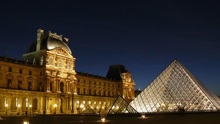 Jest też światową stolicą mody, kultury i sztuki. LUWR- dawniej było to plac królewski w Paryżu.