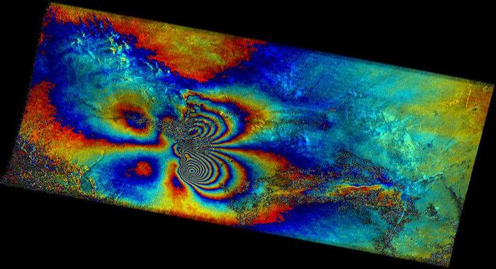 Interferogram pokazuje ruch naziemny związany z trzęsieniem ziemi w Bam w Iranie w dniu 26 grudnia 2003 r.