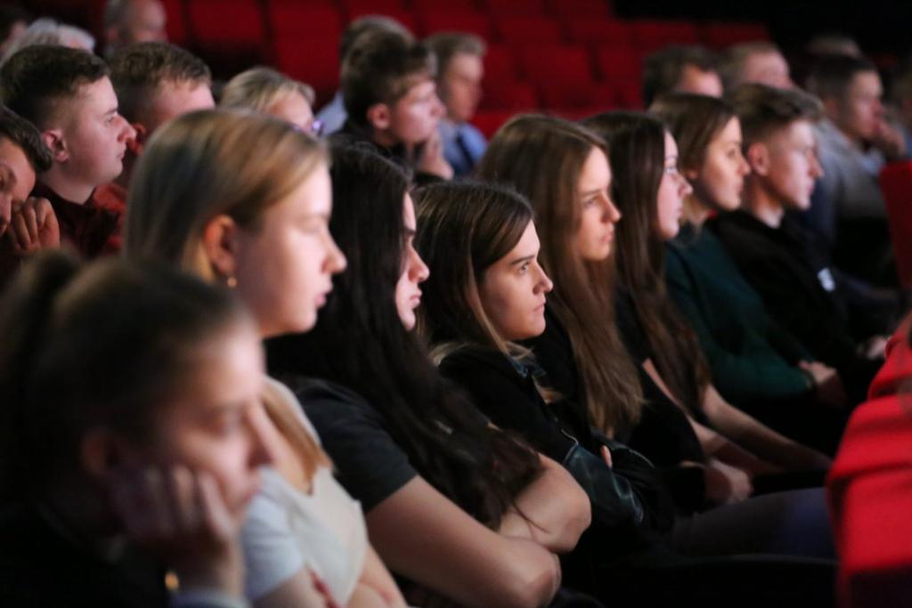 własnych doświadczeń i niełatwej służby w policyjnym mundurze, przywoływał pamięcią trudne momenty z życia rodziny, podejmowane wybory i odpowiedzialność za kraj.