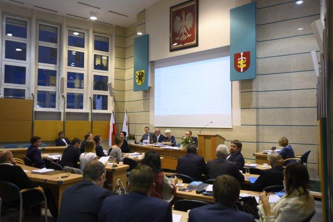 III sesja Rady Miasta. Głosowanie nad sprawami Gdyni W środę, 5 grudnia odbyło się III posiedzenie Rady Miasta nowej kadencji. Uchwałą podjęto decyzję o zmianach dot.