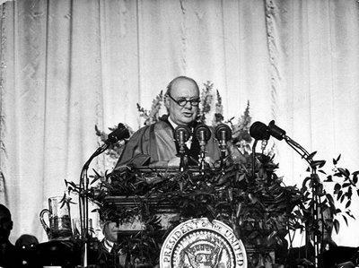 - prezydent Harry Truman podpisuje Traktat Waszyngtoński Podpisało 12 państw: USA, Kanada, Wielka Brytania, Francja, Belgia, Holandia, Luksemburg,