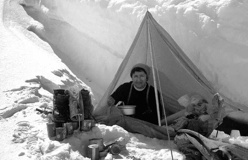 W namiocie pod Gaszerbrumami, 1975 r. w kobiecym zespole na Gaszerbrum III skalne uskoki na dole przekreśliły ją jako możliwą drogę wejścia.