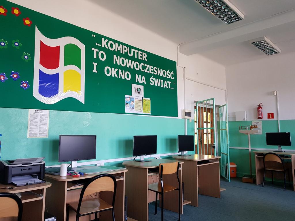 Typowa lekcja przy wykorzystaniu cyfrowych technologii edukacyjnych przebiega na ogół metodą frontalną, zbiorową, kiedy to nauczyciel użytkuje sprzęt, a uczniowie są biernymi odbiorcami